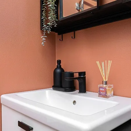 Cozy With Free Parking In The Centre