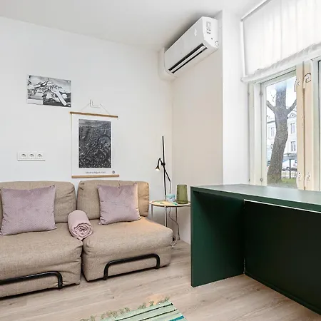 Cozy With Free Parking In The Centre Апартаменты *